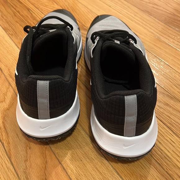 Nike athletic shoes - Picture 3 of 4